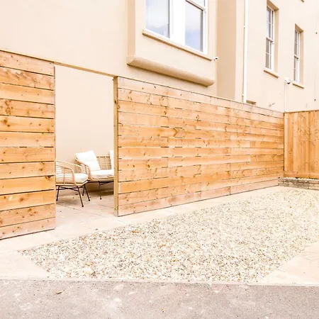 Luxury Breakfast At Tiffany's With Free Parking By Prescott Apartman